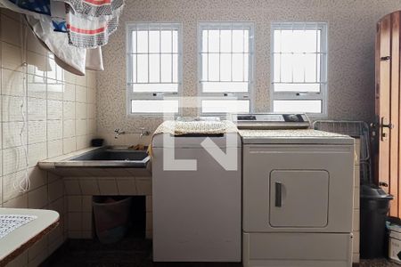 Casa à venda com 240m², 4 quartos e 3 vagasCozinha e Área de Serviço