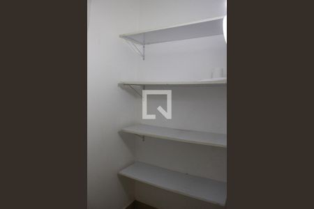 Casa para alugar com 500m², 4 quartos e 3 vagasArmarios embaixo da escada