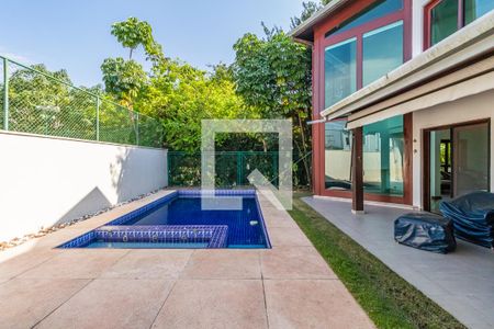 Casa de condomínio à venda com 420m², 6 quartos e 1 vagaQuintal