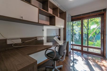 Casa de condomínio à venda com 420m², 6 quartos e 1 vagaEscritório