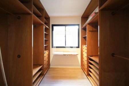 Apartamento à venda com 73m², 1 quarto e 1 vaga Apartamento à venda com 73m², 1 quarto e 1 vagaCloset da Suíte