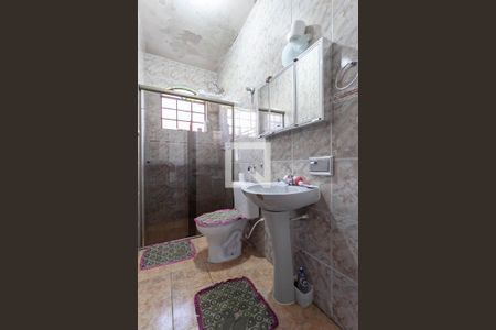 Casa à venda com 177m², 4 quartos e 2 vagasBanheiro social 