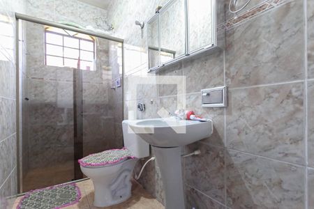 Casa à venda com 177m², 4 quartos e 2 vagasBanheiro social 