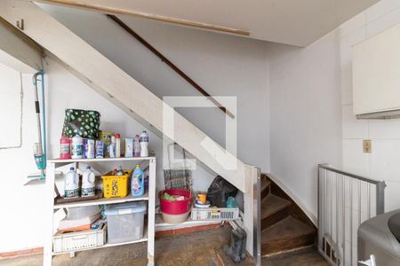 Casa à venda com 161m², 3 quartos e 3 vagasEscada de Acesso Para a Edícula