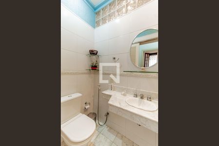 Casa à venda com 495m², 4 quartos e 4 vagasBanheiro social 1 