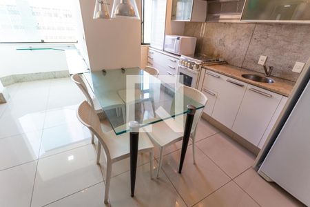 Apartamento à venda com 110m², 1 quarto e 2 vagas Apartamento à venda com 110m², 1 quarto e 2 vagasMesa de Jantar