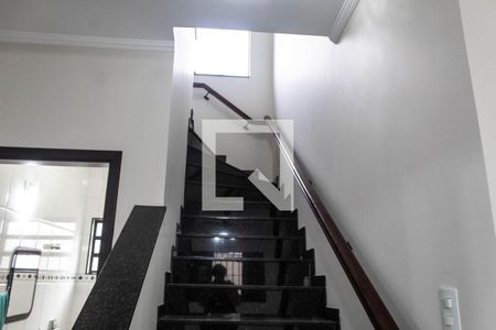 Casa de condomínio para alugar com 250m², 5 quartos e 4 vagasEscada