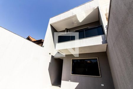 Casa à venda com 140m², 3 quartos e 2 vagas Casa à venda com 140m², 3 quartos e 2 vagasFachada