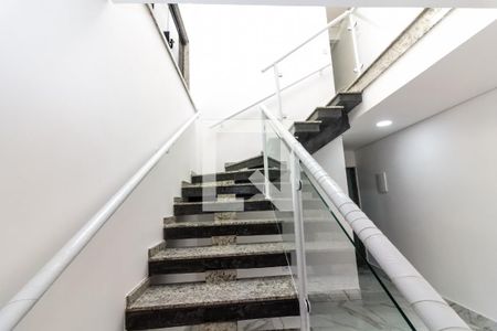 Casa à venda com 140m², 3 quartos e 2 vagas Casa à venda com 140m², 3 quartos e 2 vagasEscada