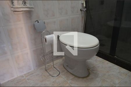 Casa à venda com 350m², 3 quartos e 4 vagasBanheiro da Suíte 2