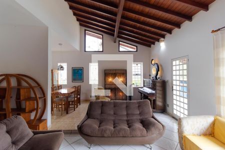 Casa de condomínio à venda com 340m², 3 quartos e 4 vagasSalas