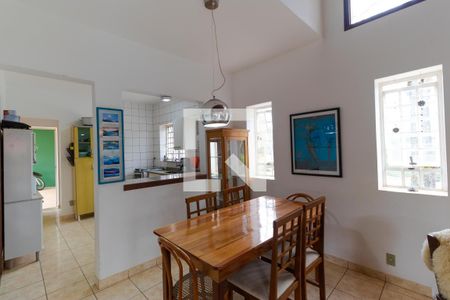 Casa de condomínio à venda com 340m², 3 quartos e 4 vagasSalas