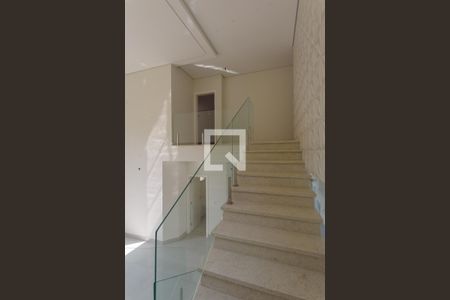 Escada da sala de casa de condomínio à venda com 4 quartos, 320m² em Swiss Park, Campinas