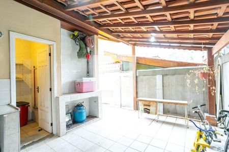 Casa de condomínio à venda com 102m², 3 quartos e 2 vagasQuintal
