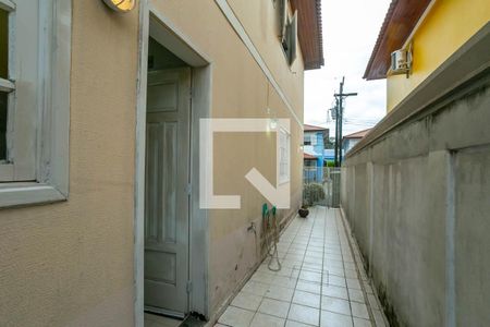 Casa de condomínio à venda com 102m², 3 quartos e 2 vagasCorredor lateral