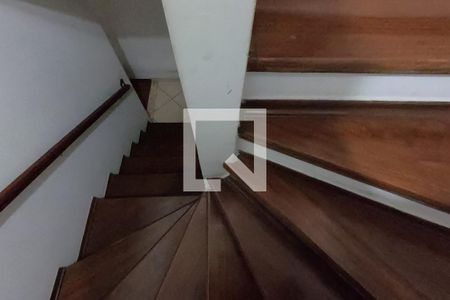 Casa para alugar com 190m², 4 quartos e 3 vagasEscadas