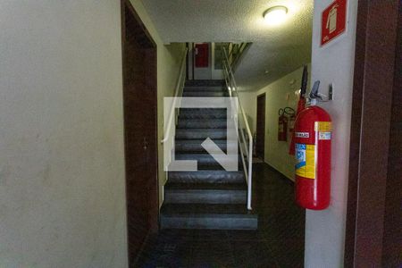 Apartamento à venda com 56m², 3 quartos e 1 vaga Apartamento à venda com 56m², 3 quartos e 1 vagaEscada