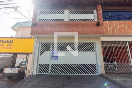 Casa à venda com 192m², 3 quartos e 2 vagas Casa à venda com 192m², 3 quartos e 2 vagasFachada