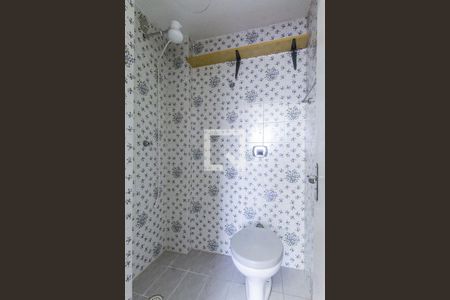 Banheiro de serviço de apartamento para alugar com 2 quartos, 77m² em São João, Porto Alegre