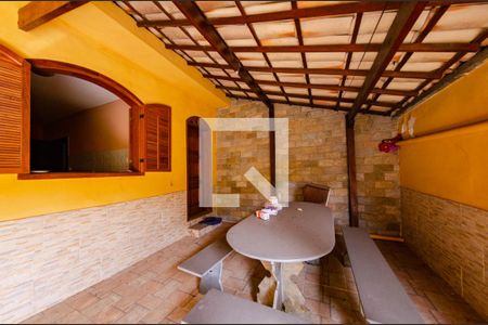 Casa à venda com 460m², 2 quartos e 2 vagas Casa à venda com 460m², 2 quartos e 2 vagasVaranda