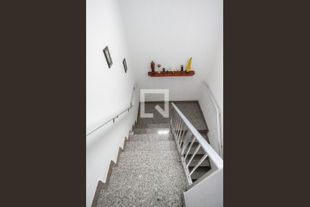 Escadas de casa para alugar com 2 quartos, 350m² em Jardim Sao Jose, São Paulo
