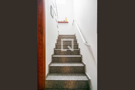 Escadas de casa para alugar com 2 quartos, 350m² em Jardim Sao Jose, São Paulo