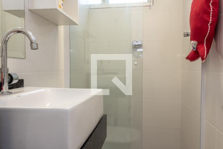 Banheiro da Suíte de apartamento para alugar com 2 quartos, 70m² em Vila Alzira, Guarujá