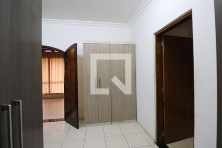Closet suite 1 de casa para alugar com 4 quartos, 650m² em Parque Jurema, Guarulhos