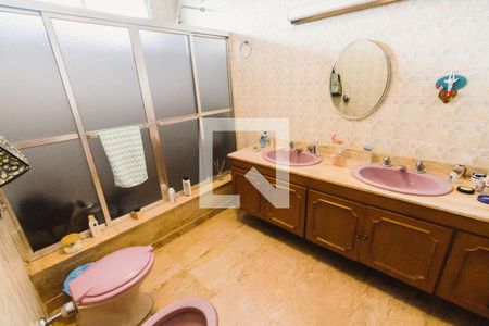 Casa à venda com 438m², 4 quartos e 4 vagasBanheiro da Suíte 1