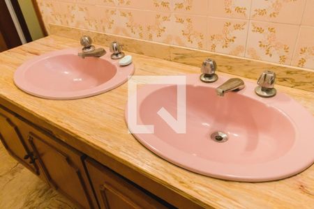 Casa à venda com 438m², 4 quartos e 4 vagasBanheiro da Suíte 3 Pia