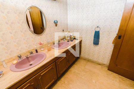 Casa à venda com 438m², 4 quartos e 4 vagasBanheiro da Suíte 1