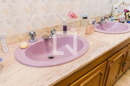 Casa à venda com 438m², 4 quartos e 4 vagasBanheiro da Suíte 1 Pia