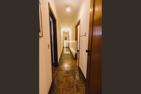 Casa à venda com 438m², 4 quartos e 4 vagasCorredor