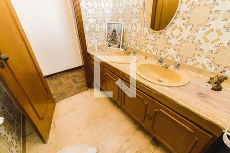 Casa à venda com 438m², 4 quartos e 4 vagasBanheiro da Suíte 2