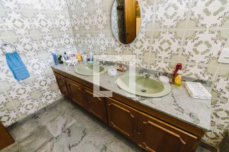 Casa à venda com 438m², 4 quartos e 4 vagasBanheiro da Suíte 4