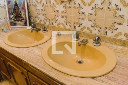 Casa à venda com 438m², 4 quartos e 4 vagasBanheiro da Suíte 2 Pia