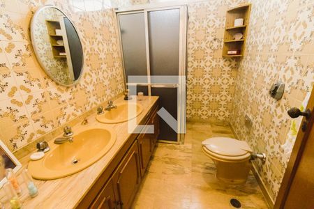 Casa à venda com 438m², 4 quartos e 4 vagasBanheiro da Suíte 2