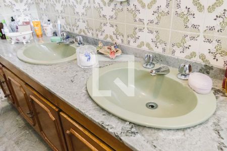 Casa à venda com 438m², 4 quartos e 4 vagasBanheiro da Suíte 4 Pia