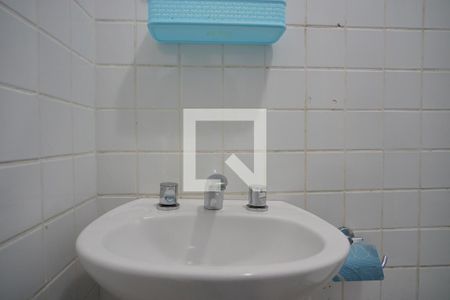 Banheiro de kitnet/studio para alugar com 1 quarto, 10m² em Lagoa da Conceição, Florianópolis