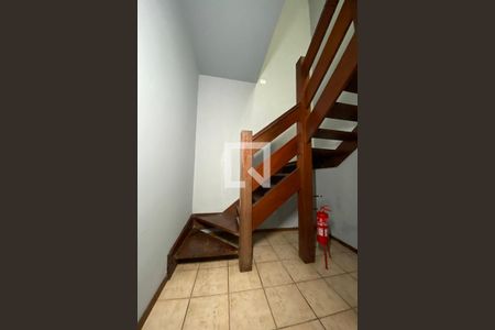 Casa para alugar com 360m², 4 quartos e 1 vagaEscada