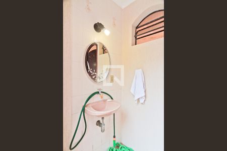 Casa à venda com 530m², 4 quartos e 6 vagasSalão - Banheiro