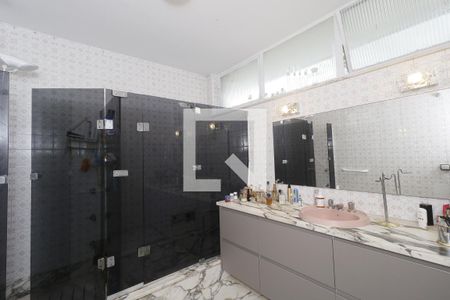 Casa à venda com 420m², 4 quartos e 4 vagasBanheiro da Suíte