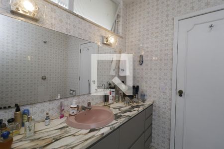 Casa à venda com 420m², 4 quartos e 4 vagasBanheiro da Suíte