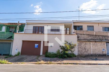 Casa à venda com 185m², 3 quartos e 2 vagas Casa à venda com 185m², 3 quartos e 2 vagasFachada