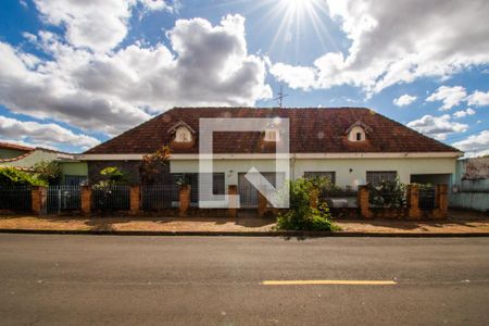 Casa à venda com 170m², 4 quartos e 2 vagas Casa à venda com 170m², 4 quartos e 2 vagasFachada