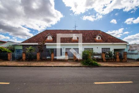 Casa à venda com 170m², 4 quartos e 2 vagas Casa à venda com 170m², 4 quartos e 2 vagasFachada