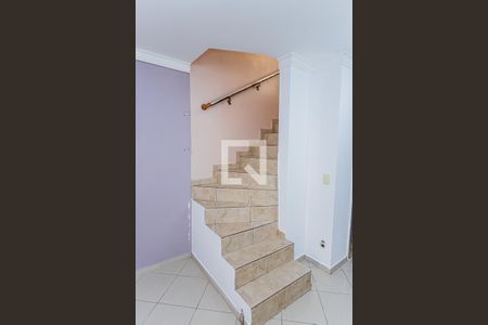 Escada de casa para alugar com 2 quartos, 69m² em Loteamento City Jaragua, São Paulo