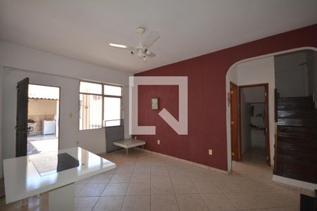 Sala de casa à venda com 6 quartos, 280m² em Brás de Pina, Rio de Janeiro