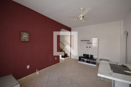 Sala de casa à venda com 6 quartos, 280m² em Brás de Pina, Rio de Janeiro