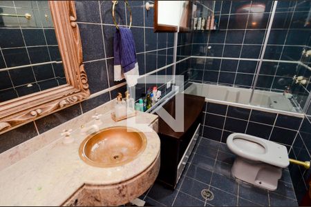 Casa à venda com 650m², 5 quartos e 6 vagasBanheiro da Suíte 2